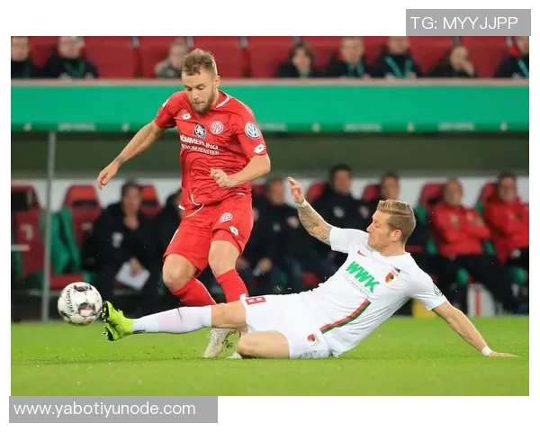 拜仁海报热身美因茨之战阿方索戴维斯独自亮相展现风采