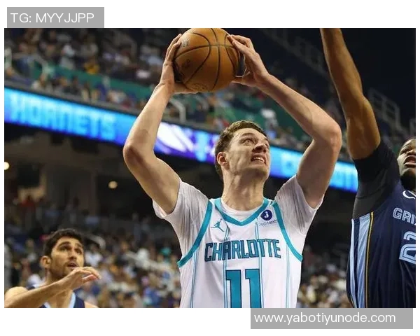 卡尔克布伦纳在对抗独行侠内线时表现出色应该给予他更多的上场时间